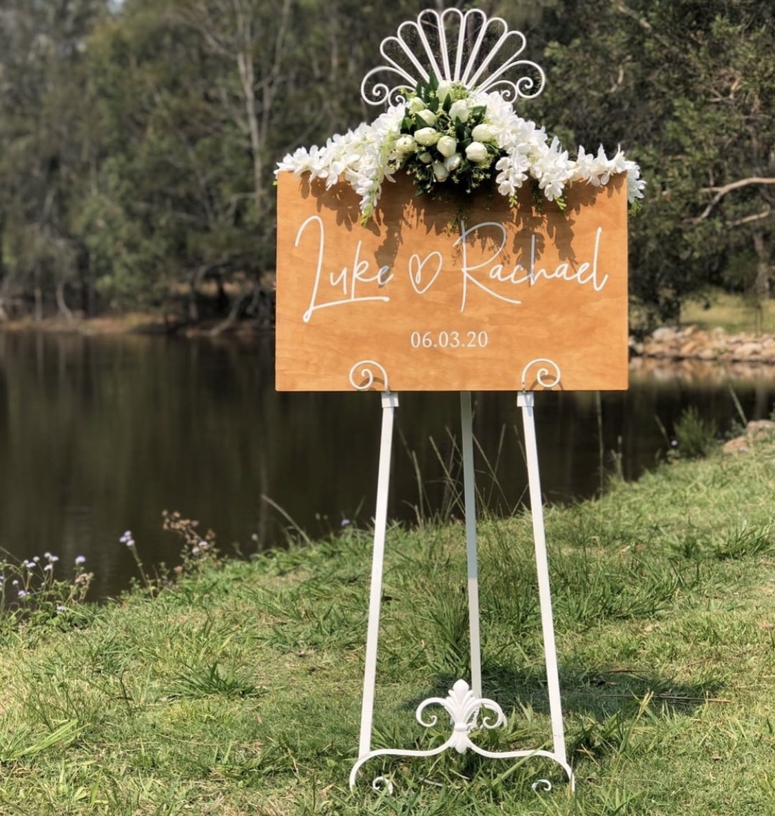 Gold Metal Easel HIRE - Image 8