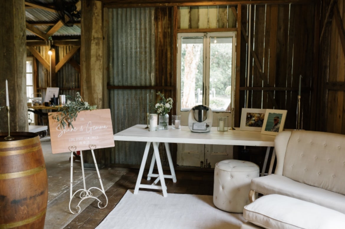 White Metal Easel HIRE - Image 3